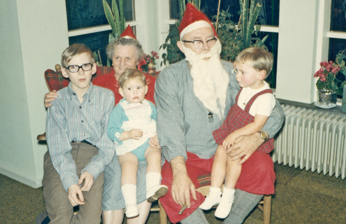 Julenissen med sin kone og sine børnebørn.